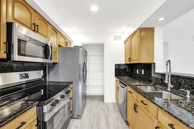 2300 NW 33rd St 911, Oakland Park, FL 33309