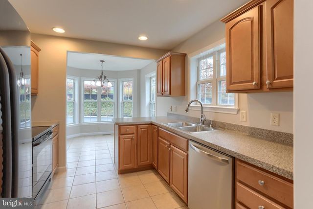 100 NEEDLEWOOD DR, Harrisburg, PA 17112