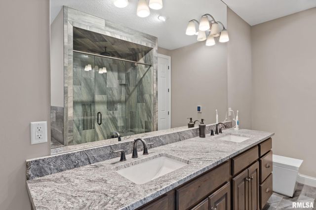 1422 Racine Court, Davenport, IA 52804