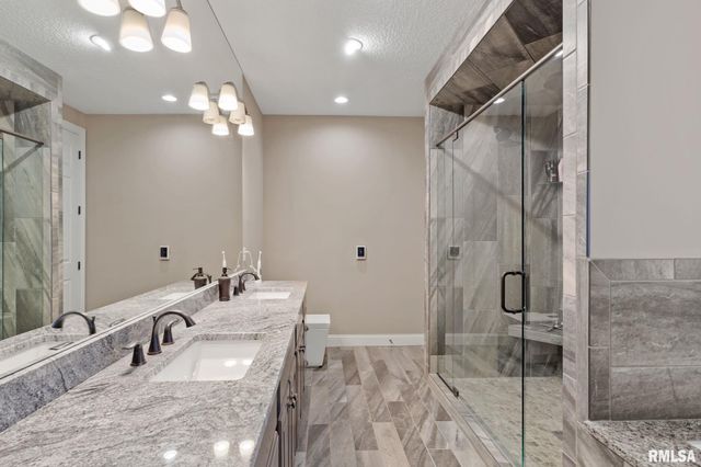 1422 Racine Court, Davenport, IA 52804