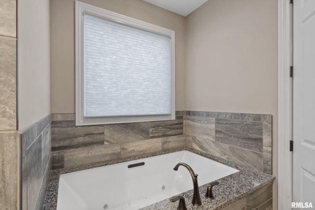 1422 Racine Court, Davenport, IA 52804