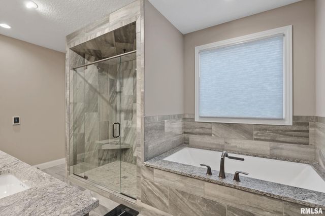 1422 Racine Court, Davenport, IA 52804