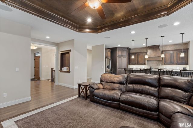 1422 Racine Court, Davenport, IA 52804