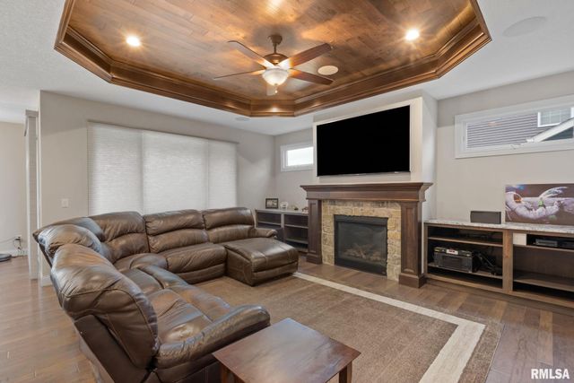 1422 Racine Court, Davenport, IA 52804