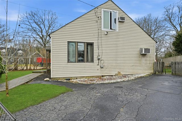 20 Wheat Path Road W, Mount Sinai, NY 11766