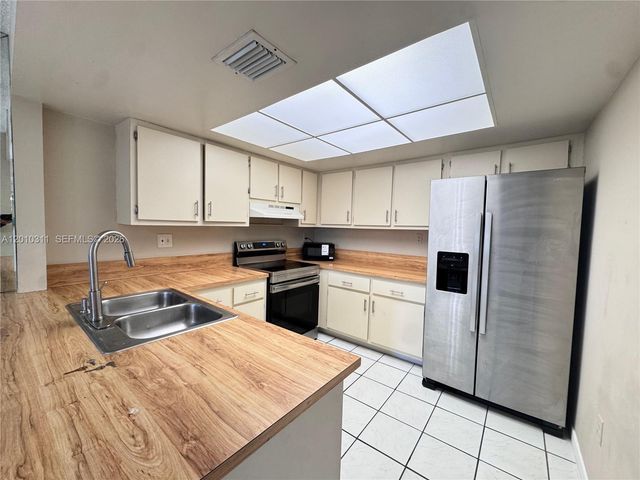 10893 NW 7th St 22-27, Miami, FL 33172