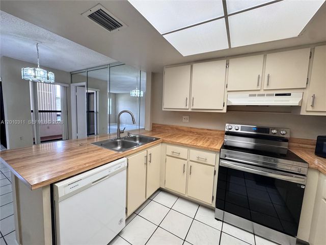 10893 NW 7th St 22-27, Miami, FL 33172