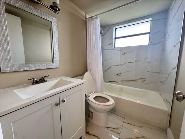 10893 NW 7th St 22-27, Miami, FL 33172