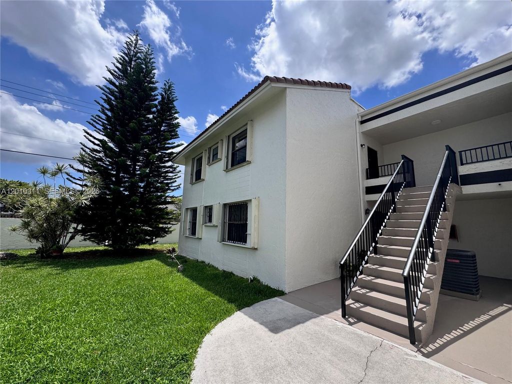 10893 NW 7th St 22-27, Miami, FL 33172