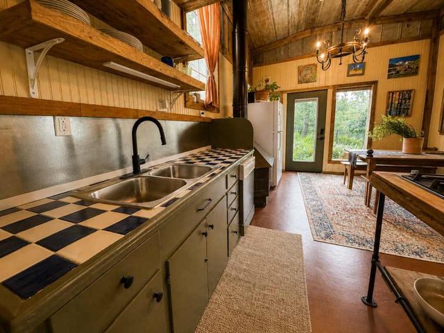 128 E Castlewood DR, Marble Falls, TX 78654