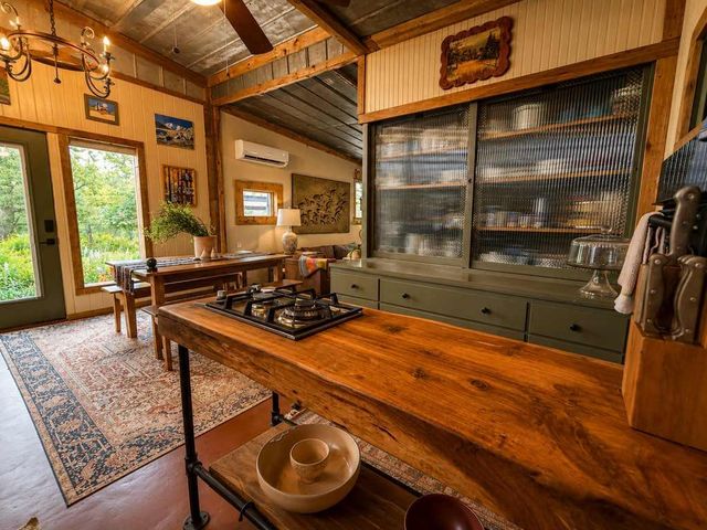 128 E Castlewood DR, Marble Falls, TX 78654