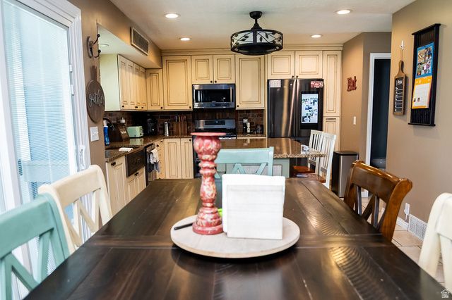 5204 S BRIGHT MORNING CIR, Taylorsville, UT 84123