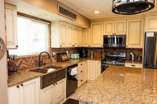 5204 S BRIGHT MORNING CIR, Taylorsville, UT 84123