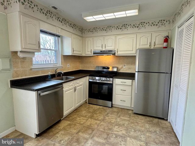 2 EAVES MILL RD, Medford, NJ 08055