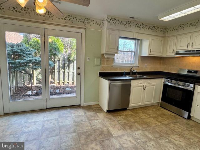 2 EAVES MILL RD, Medford, NJ 08055