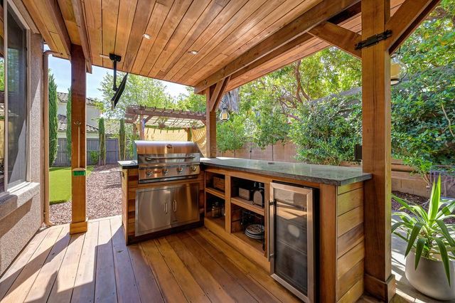 17 Kings Beach Pl, Sacramento, CA 95835