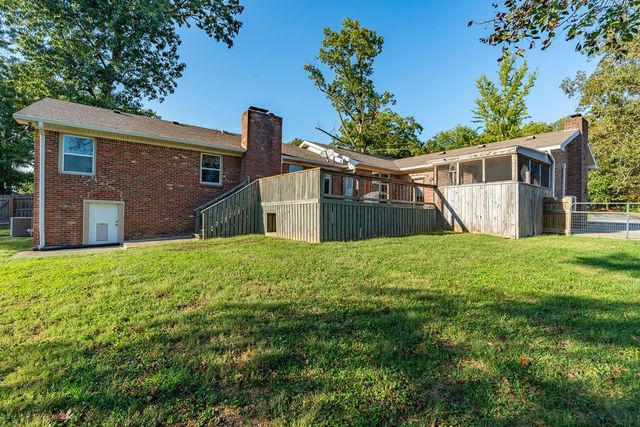 139 S Sunset Cir, Hopkinsville, KY 42240