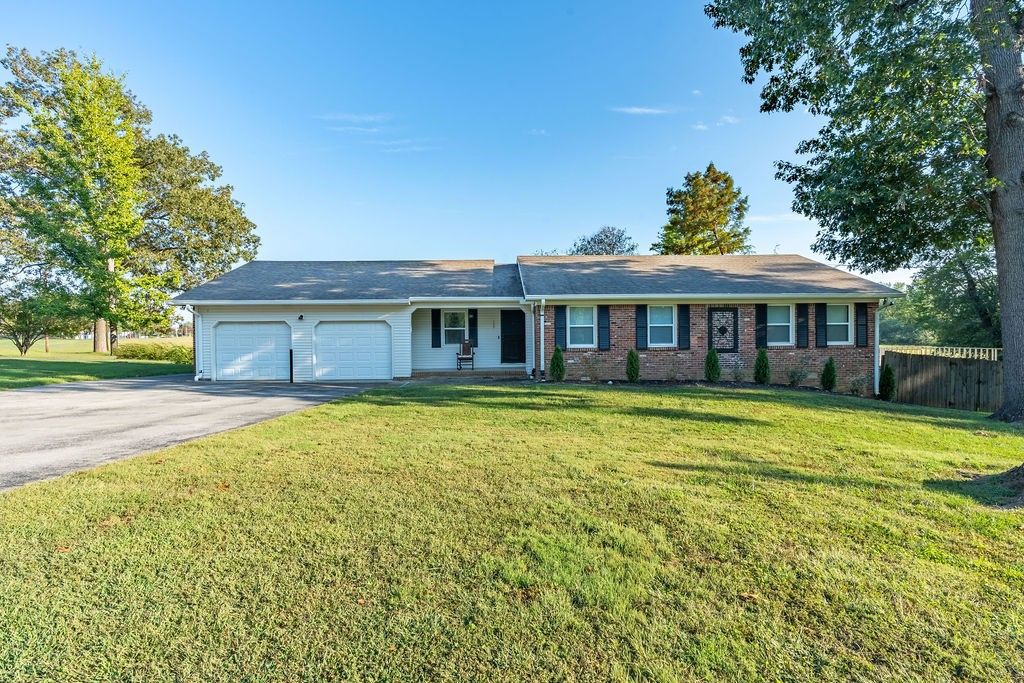 139 S Sunset Cir, Hopkinsville, KY 42240