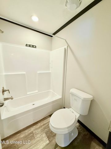 100 Storm Cove, Grenada, MS 38901