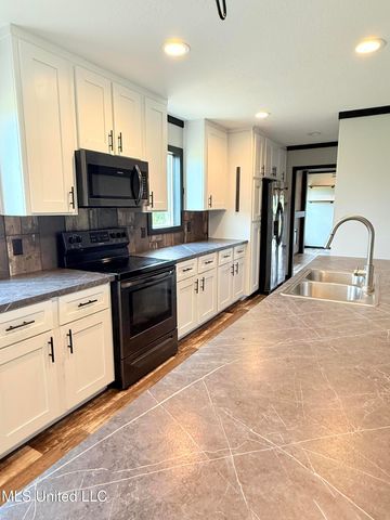 100 Storm Cove, Grenada, MS 38901