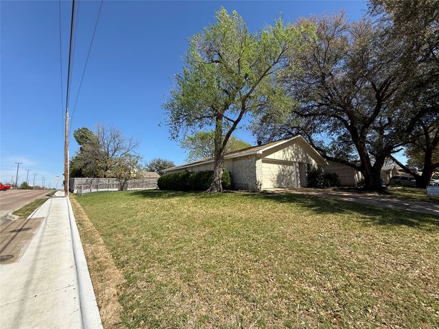 5002 Longhorn Trail, Garland, TX 75043