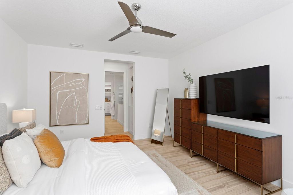 Image 15 of property listing at 8057 TIDAL POINTE WAY, Sarasota, FL 34240