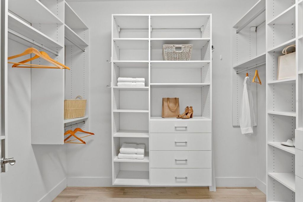 Image 17 of property listing at 8057 TIDAL POINTE WAY, Sarasota, FL 34240