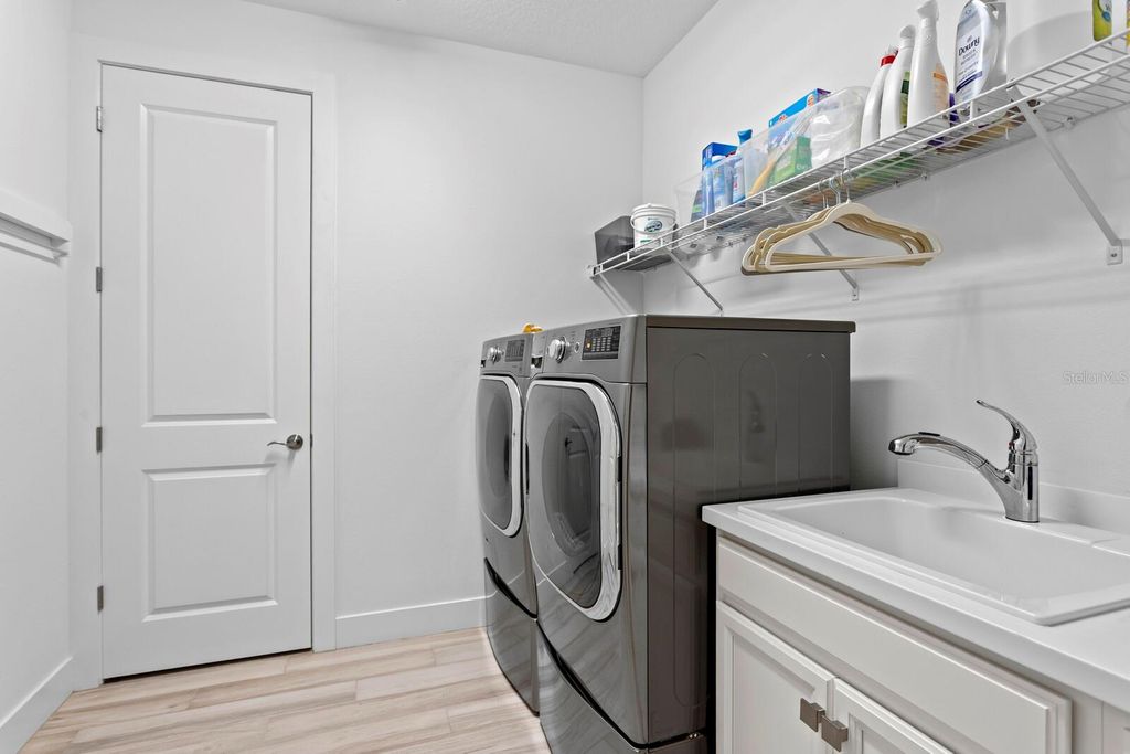 Image 23 of property listing at 8057 TIDAL POINTE WAY, Sarasota, FL 34240