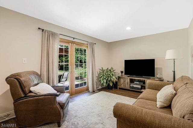 321 Ascot Ln, Bridgewater Twp., NJ 08807