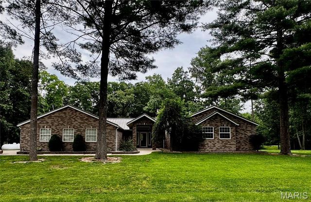 1330 Deer Creek Road, Greenville, IL 62246