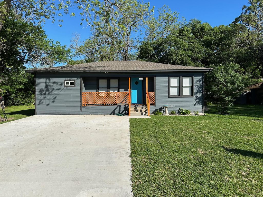 439 East Lafayette ST, La Grange, TX 78945