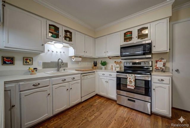 1946 White Birch Court, Rochester, MI 48309