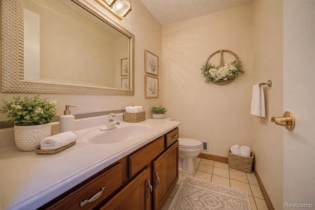 1946 White Birch Court, Rochester, MI 48309