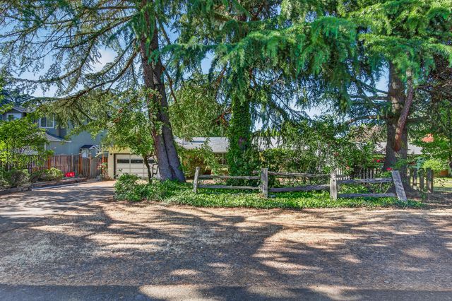 1996 Woodlawn Drive, Medford, OR 97504
