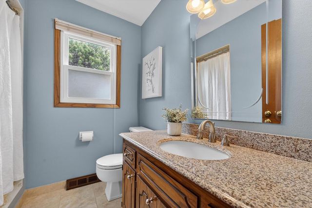 1634 River Oaks LANE, Mequon, WI 53092