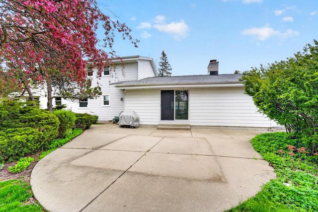 1634 River Oaks LANE, Mequon, WI 53092