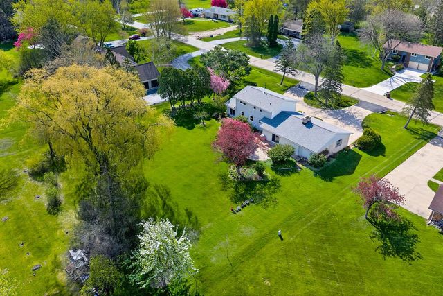 1634 River Oaks LANE, Mequon, WI 53092
