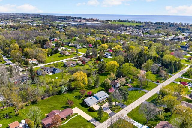 1634 River Oaks LANE, Mequon, WI 53092