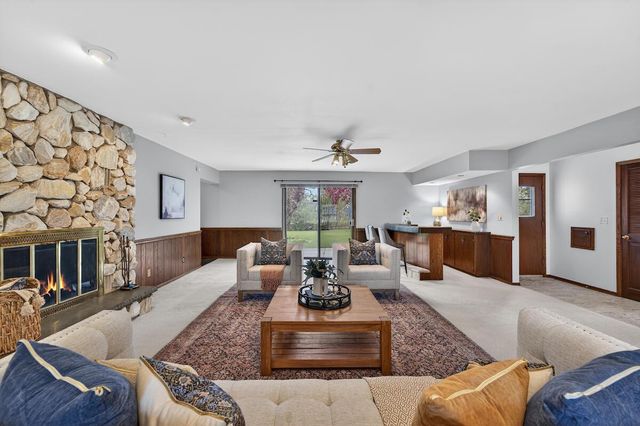1634 River Oaks LANE, Mequon, WI 53092
