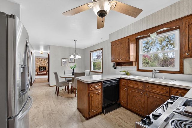 1634 River Oaks LANE, Mequon, WI 53092