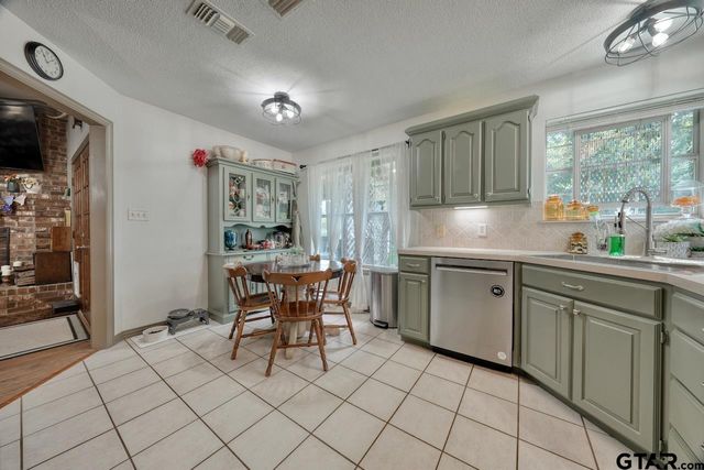 643 Winchester Drive, Chandler, TX 75758