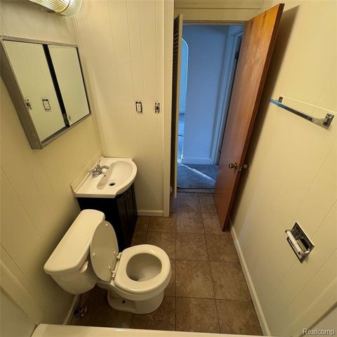 29 W New York Avenue, Pontiac, MI 48340