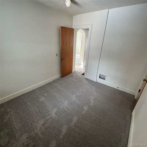 29 W New York Avenue, Pontiac, MI 48340