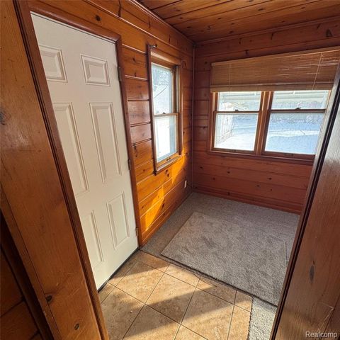 29 W New York Avenue, Pontiac, MI 48340