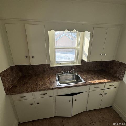 29 W New York Avenue, Pontiac, MI 48340