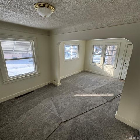 29 W New York Avenue, Pontiac, MI 48340