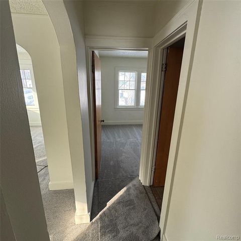 29 W New York Avenue, Pontiac, MI 48340