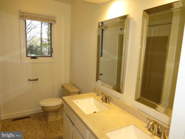 30 KINGS GRANT RD, Hockessin, DE 19707