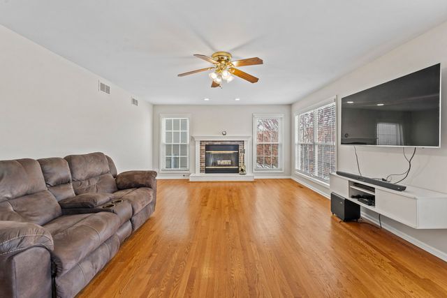 1460 Lancaster Lane, Algonquin, IL 60102