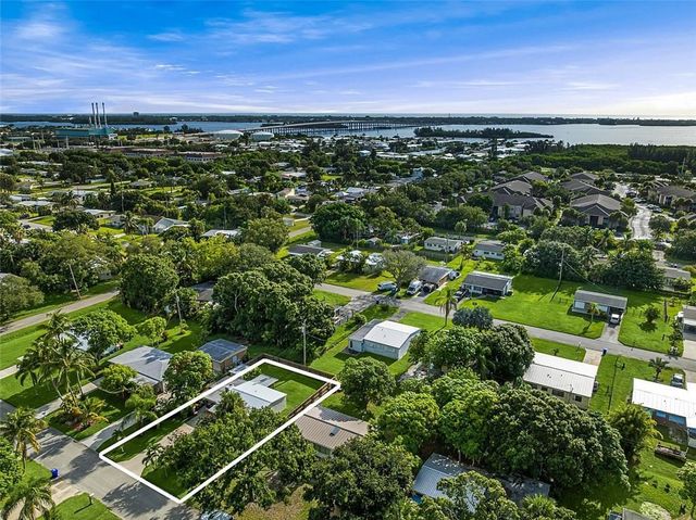 1370 4th Court, Vero Beach, FL 32960